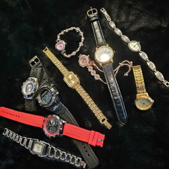 Resellers lot of working watches #103R.